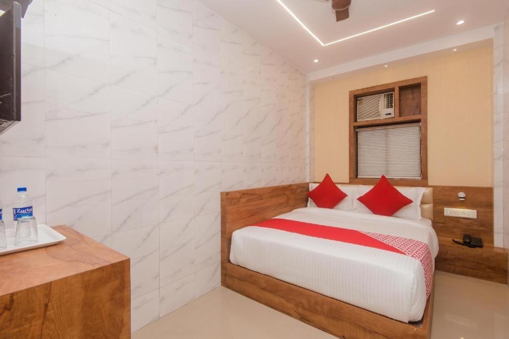 The Mumbai Inn Bagian luar foto